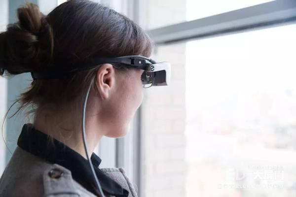 加拿大高科技OLED眼镜助法定盲人重见光明