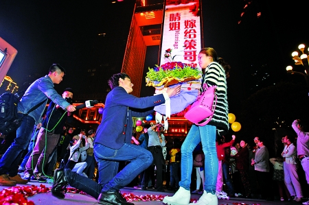 情人节玫瑰花价格暴涨 LED显示大屏助浪漫表白