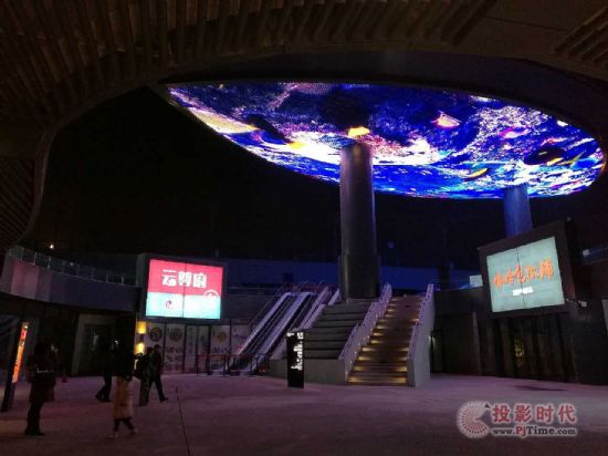 蔷薇科技格栅屏点亮五棵松异形树叶天幕