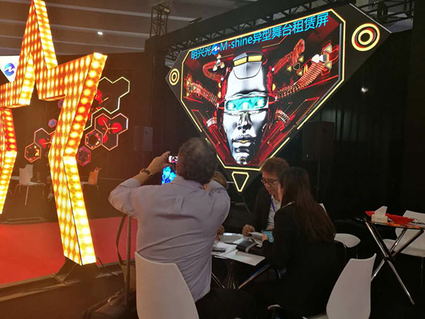 明兴光：异形与常规屏组合创意显示 引领下一个行业新潮