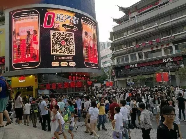 技术更新 户外LED大屏开玩直播真人秀！