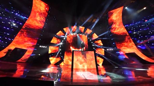 中国新歌声总决赛专业团队重金打造舞美 直播现场LED屏坏了！