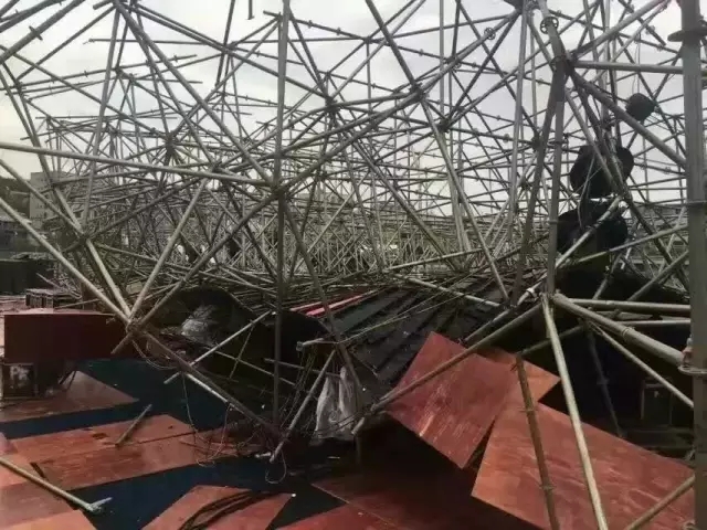 请长点心吧！又一个事故：四川广元旺苍红叶节LED舞台屏坍塌！