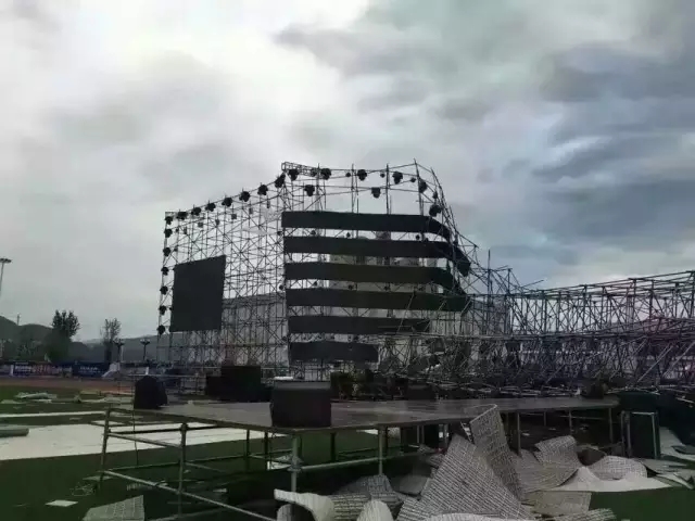 请长点心吧！又一个事故：四川广元旺苍红叶节LED舞台屏坍塌！