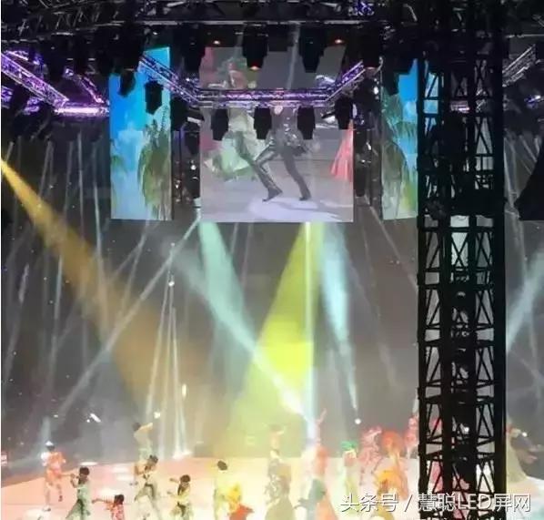 再一次被张学友演唱会舞美惊呆了!360度LED四面舞台极致震撼! 再一次被张学友演唱会舞美惊呆了!360度LED四面舞台极致震撼!