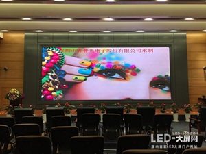 显示效果提升 小间距LED显示屏前景大好