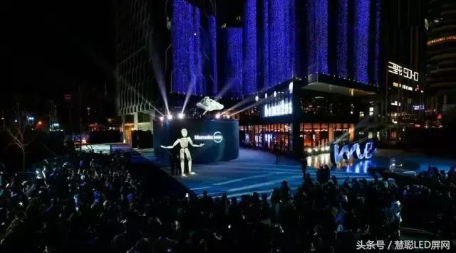 LED透明屏大步迈进商显市场!有雄起之势也有难言之隐? LED透明屏大步迈进商显市场!有雄起之势也有难言之隐?