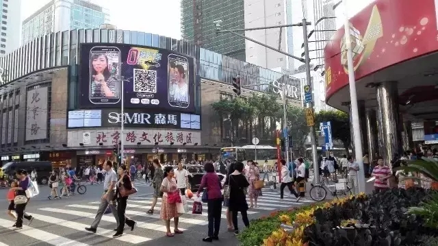 技术更新 户外LED大屏开玩直播真人秀！