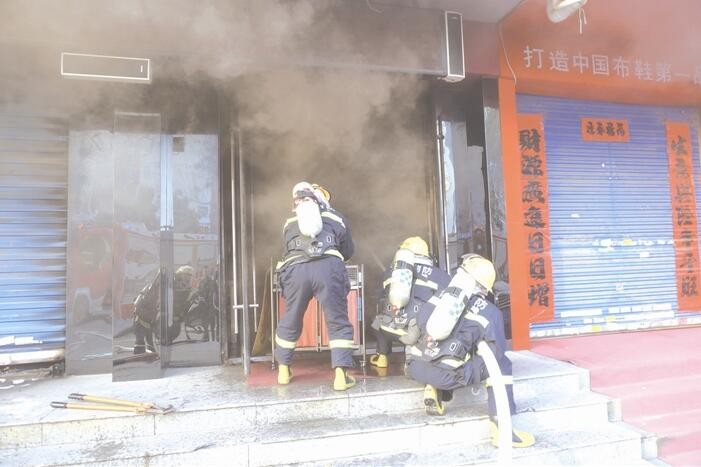 内蒙古一店铺LED显示屏短路引发火灾