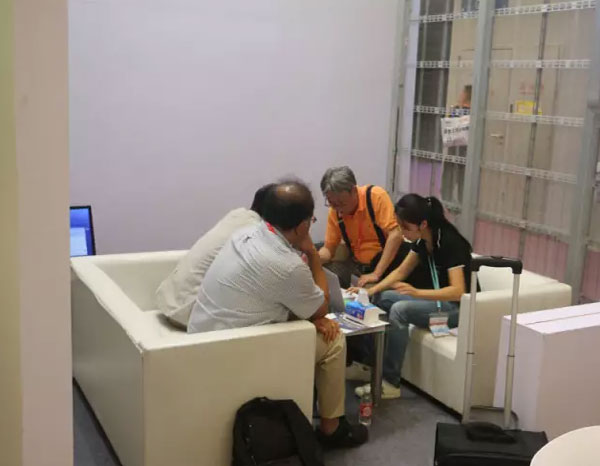 为显示革新产品让世界更透明 晶泓科技透明LED显示屏打造百变应用