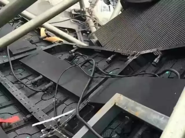 请长点心吧！又一个事故：四川广元旺苍红叶节LED舞台屏坍塌！
