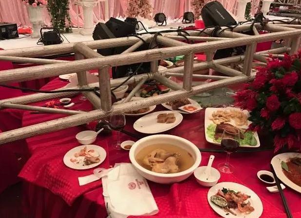 无锡一酒店婚礼舞台钢架倒塌！ 七人受伤