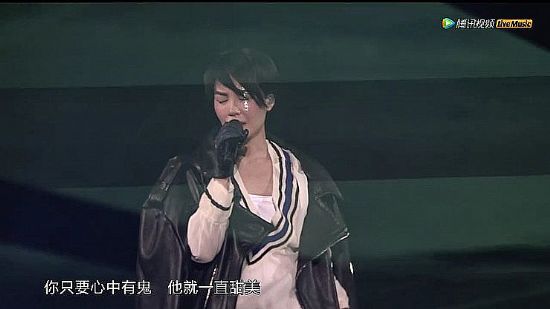 王菲演唱会：吐槽完门票、唱功再来个VR直播