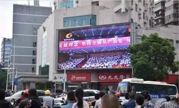 技术更新 户外LED大屏开玩直播真人秀！