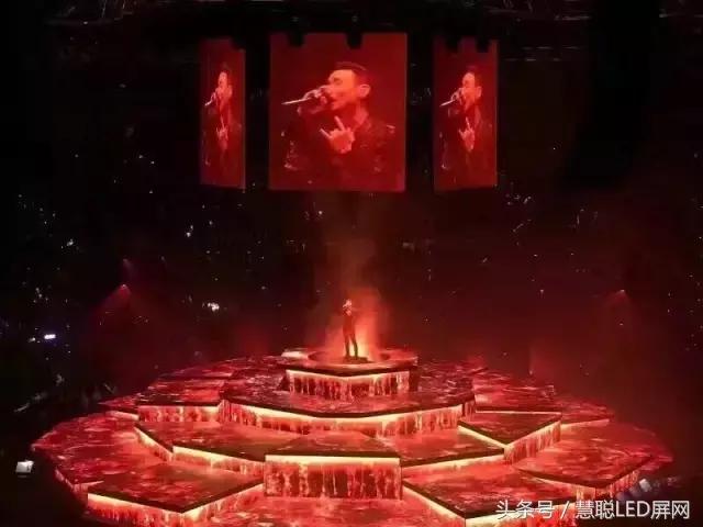 再一次被张学友演唱会舞美惊呆了!360度LED四面舞台极致震撼! 再一次被张学友演唱会舞美惊呆了!360度LED四面舞台极致震撼!