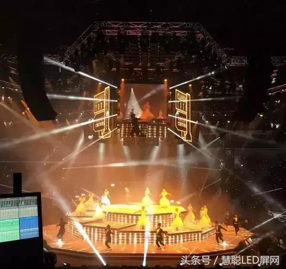 再一次被张学友演唱会舞美惊呆了!360度LED四面舞台极致震撼! 再一次被张学友演唱会舞美惊呆了!360度LED四面舞台极致震撼!
