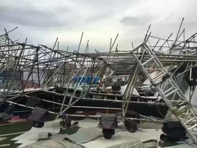 请长点心吧！又一个事故：四川广元旺苍红叶节LED舞台屏坍塌！