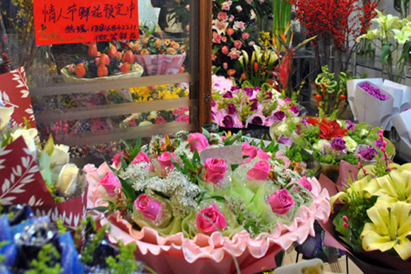 情人节玫瑰花价格暴涨 LED显示大屏助浪漫表白