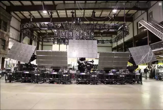 固定不“动”容易“玩不转” LED机械臂让舞台更酷炫 固定不“动”容易“玩不转” LED机械臂让舞台更酷炫