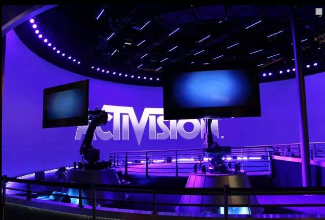 固定不“动”容易“玩不转” LED机械臂让舞台更酷炫 固定不“动”容易“玩不转” LED机械臂让舞台更酷炫