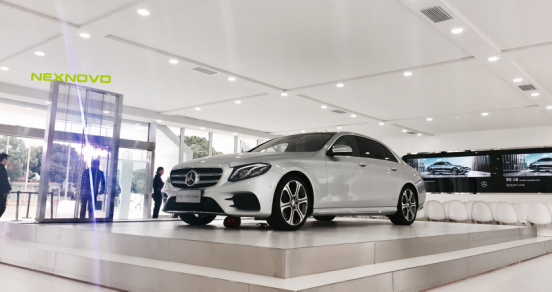 奔驰与晶泓LED透明屏的相遇 科技精品撞出创意的火花 奔驰与晶泓LED透明屏的相遇 科技精品撞出创意的火花