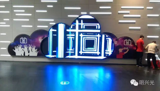 明兴光P3室内LED云朵异形屏飘进广州白云机场时空隧道