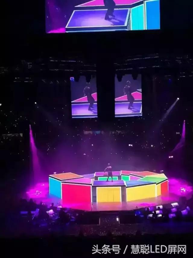 再一次被张学友演唱会舞美惊呆了!360度LED四面舞台极致震撼! 再一次被张学友演唱会舞美惊呆了!360度LED四面舞台极致震撼!