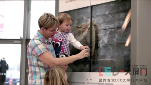 显示屏搭载互动创意 让爱心凝聚传递温暖！