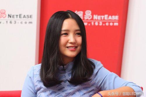 何洁离婚风波大起 带娃开演唱会LED显示屏舞美装扮惊呆路人