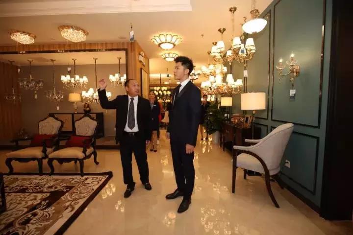 李晨亮相中山市 出席三雄极光家居灯饰新品发布会 李晨亮相中山市 出席三雄极光家居灯饰新品发布会