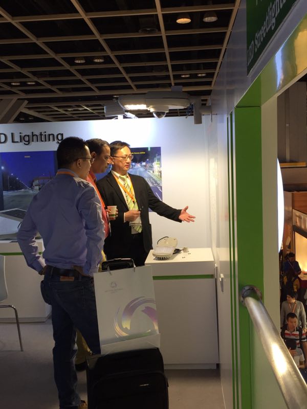 勤上光电亮相2017香港国际秋季灯饰展成焦点 勤上光电亮相2017香港国际秋季灯饰展成焦点