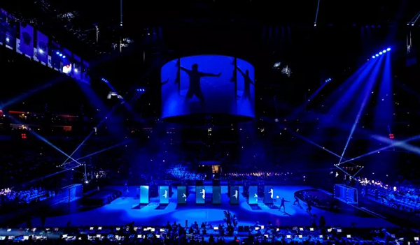 太震撼了!一个人一块LED屏 舞台表演还能这样玩! 太震撼了!一个人一块LED屏 舞台表演还能这样玩!