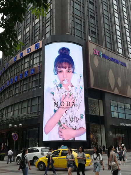 联建光电打造重庆解放碑第一高清户外屏