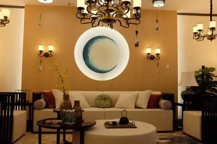 李晨亮相中山市 出席三雄极光家居灯饰新品发布会 李晨亮相中山市 出席三雄极光家居灯饰新品发布会