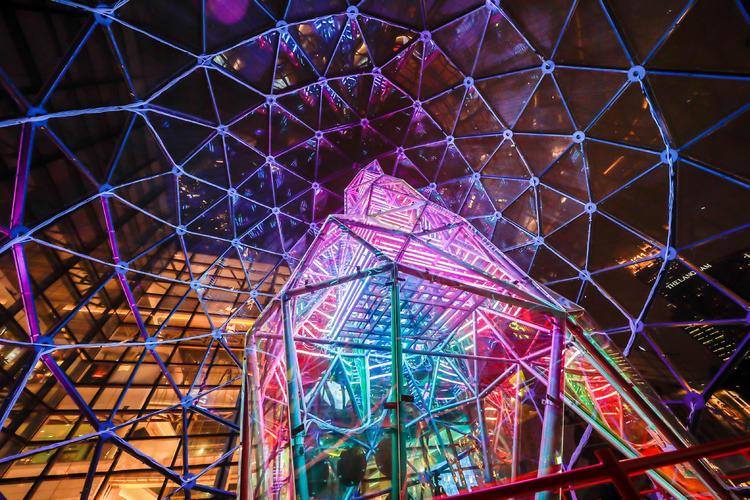 美到窒息！2017上海灯光秀成为自拍圣地！