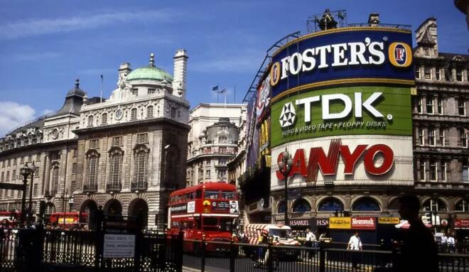 皮卡迪利广场大屏改造后:能针对行人与司机定向投放广告 皮卡迪利广场大屏改造后:能针对行人与司机定向投放广告