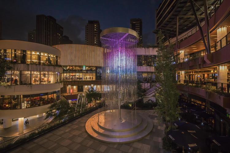 美到窒息！2017上海灯光秀成为自拍圣地！