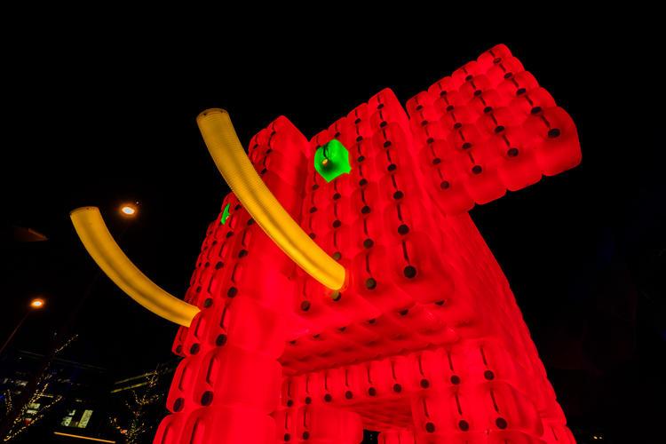 美到窒息！2017上海灯光秀成为自拍圣地！