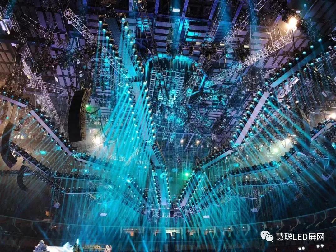 2018各大卫视跨年舞台再出杀手锏：江苏壕气冲天力压年初“四面台”！LED地砖屏取代常规屏成大热！