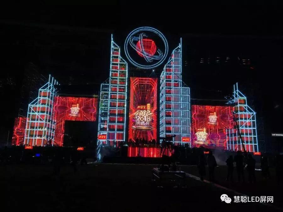2018各大卫视跨年舞台再出杀手锏：江苏壕气冲天力压年初“四面台”！LED地砖屏取代常规屏成大热！