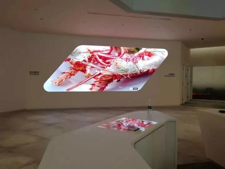 最新小间距LED创意案例：华为服务中心八面环形屏/菱形屏