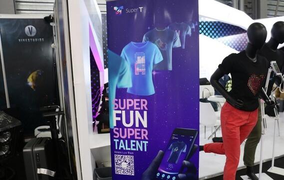 超酷炫！LED屏最新应用：穿在身上！手机就能改变显示图案