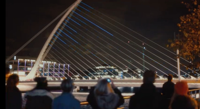 最新酷炫LED创意广告:三星将大桥变竖琴!这个手机广告太6了! 最新酷炫LED创意广告:三星将大桥变竖琴!这个手机广告太6了!