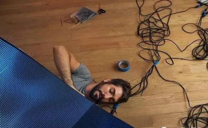 这个雕塑太魔幻了！柔性LED屏显示环境变化