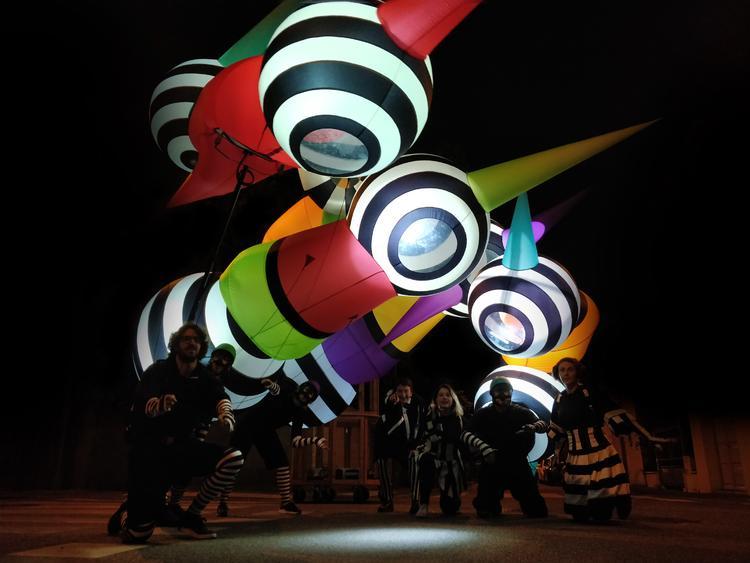 美到窒息！2017上海灯光秀成为自拍圣地！