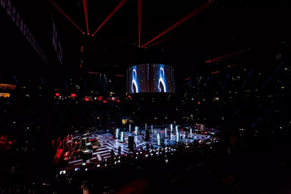 太震撼了!一个人一块LED屏 舞台表演还能这样玩! 太震撼了!一个人一块LED屏 舞台表演还能这样玩!