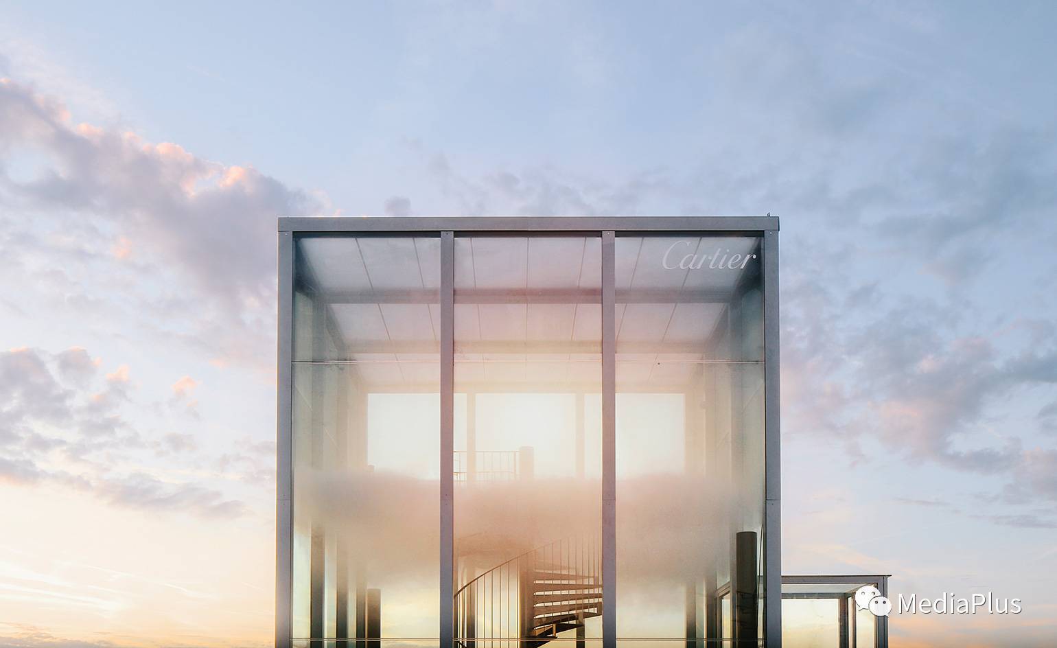 全球创意暖心户外广告：倒咖啡的“老人”、来自天空的味道