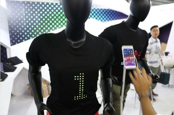超酷炫！LED屏最新应用：穿在身上！手机就能改变显示图案