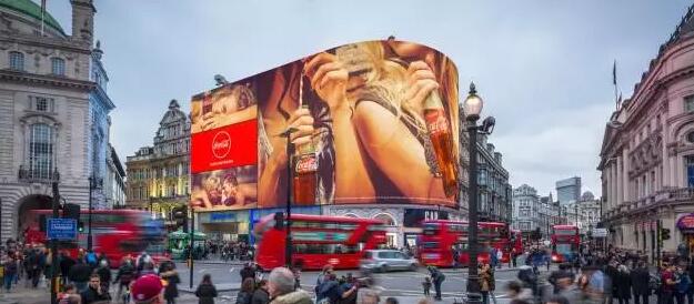 皮卡迪利广场大屏改造后:能针对行人与司机定向投放广告 皮卡迪利广场大屏改造后:能针对行人与司机定向投放广告