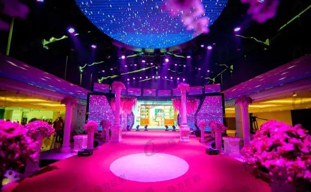 最浪漫的婚礼现场怎么布置？这些装了LED屏的酒店简直要上天！